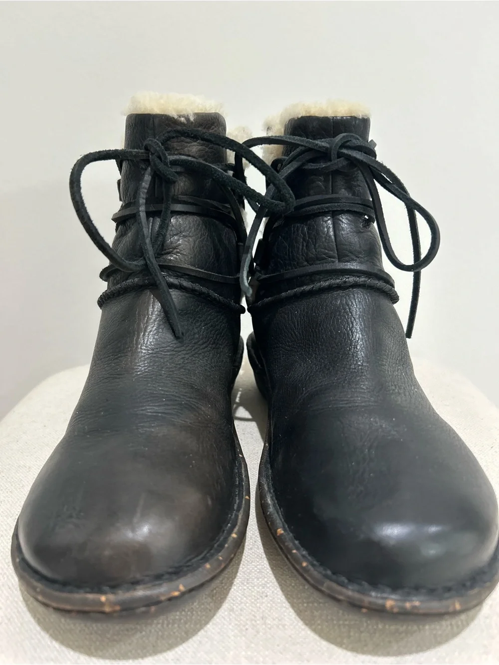Ugg Caspia 1932 Winter Leather Sheepskin Moto Ankle Boot Black Sz 10 EUC Rugged